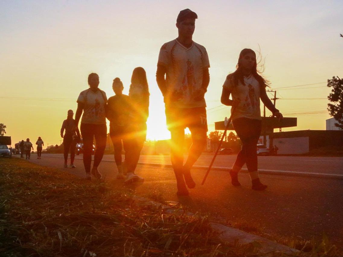 A imagem em destaque mostra romeiros na BR-316, rumo a Belém.